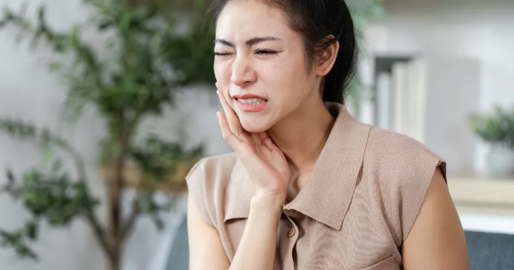 Woman-Jaw-Pain-Broken-Tooth
